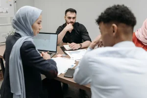 CARA MENGELOLA TIM MULTIGENERASI DI DUNIA KERJA