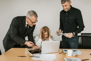 MANAJEMEN RISIKO BISNIS UNTUK MENGHINDARI KERUGIAN PERUSAHAAN